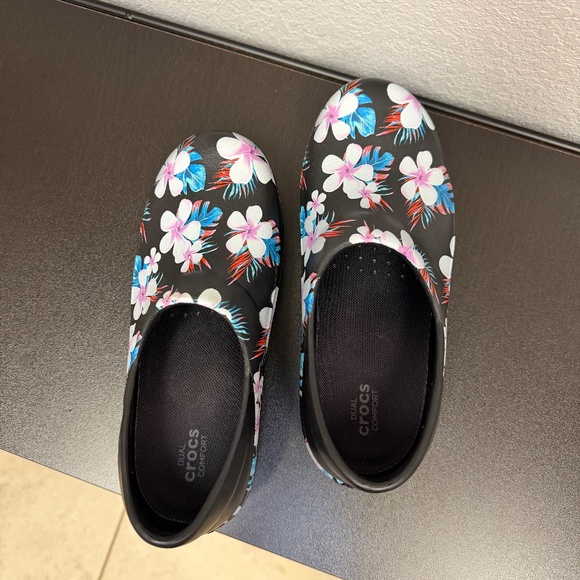 CROCS Dual Comfort Clogs/Mules~Black Floral~Size 7~Excellent condition🌸🌺🌷 - Picture 5 of 10